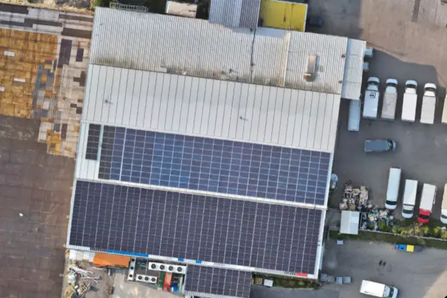 Inspekcja instalacji fotowoltaicznych i pokryć dachowych dronem pozwana na szybkie znalezienie uszkodzeń i ognisk korozji.