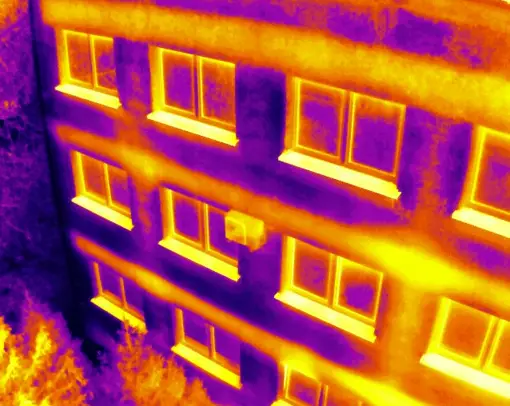 Dron z kamerą termowizyjną pozwana na szybką inspekcję budynków.
