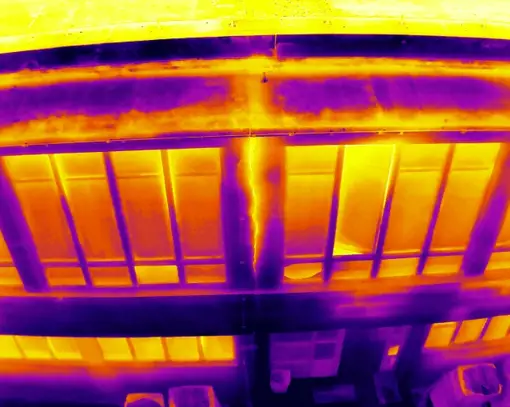Badanie kamerą termowizyjną pozwana na znalezienie mostków termicznych czyli miejsc, gdzie powstają wysokie straty ciepła.